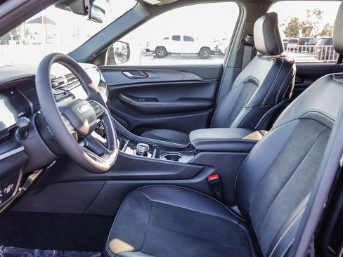 New 2025 Jeep Grand Cherokee Altitude image 19