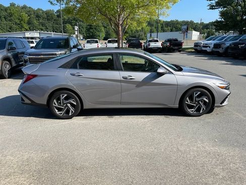 Used 2025 Hyundai Elantra SEL FWD image 8