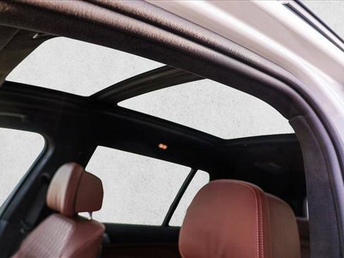 Used 2025 BMW X7 M60i image 11