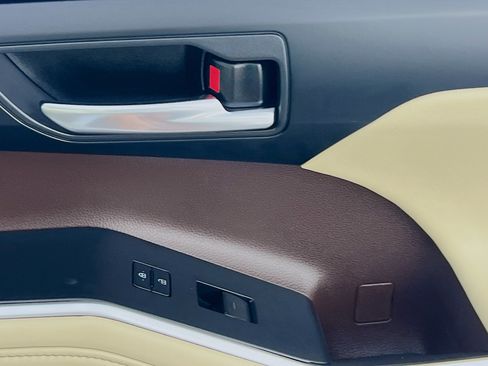 Used 2022 Toyota Highlander XLE image 32