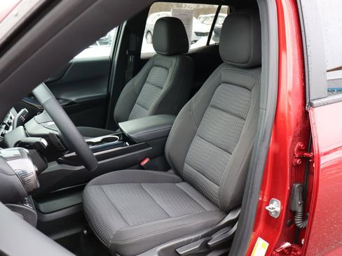 Used 2025 Chevrolet Equinox LT w/ Safety and Technology Package image 11