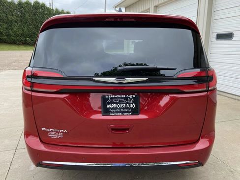 Used 2025 Chrysler Pacifica Select FWD image 6