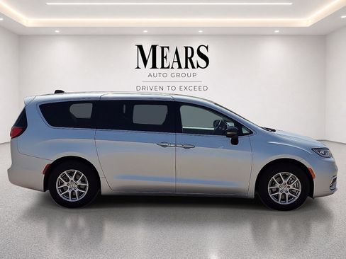 Used 2024 Chrysler Pacifica Touring-L FWD image 6