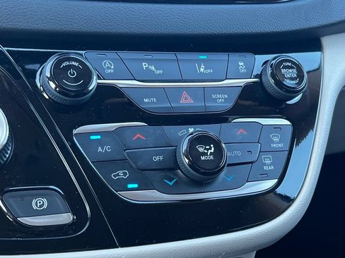 Used 2024 Chrysler Pacifica Touring-L FWD image 31