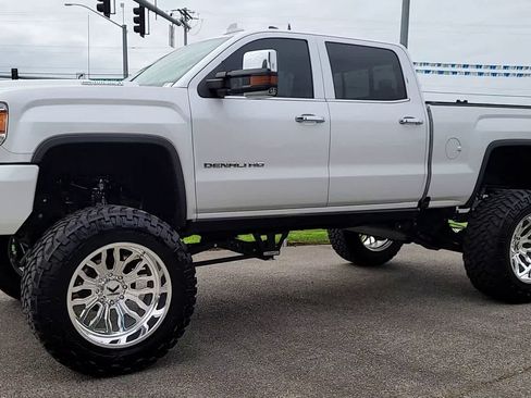 Used 2019 GMC Sierra 2500 Denali w/ Duramax Plus Package AWD/4WD image 4