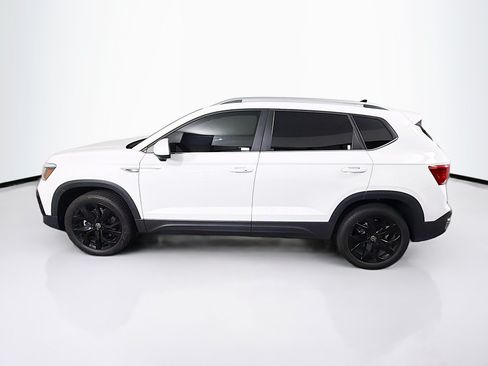 Used 2023 Volkswagen Taos SE w/ Panoramic Sunroof Package FWD image 4
