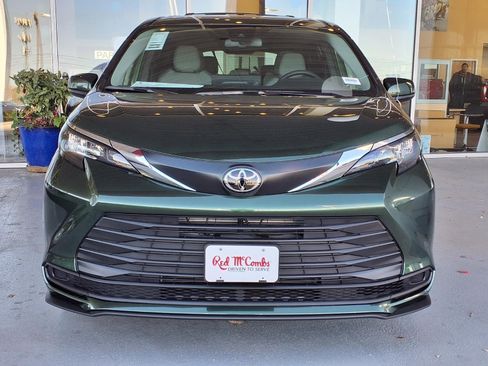 New 2026 Toyota Sienna LE image 2