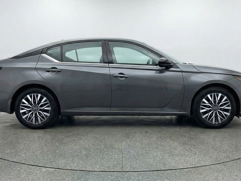 Used 2025 Nissan Altima 2.5 SV FWD image 11