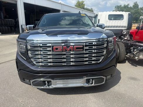 Used 2023 GMC Sierra 1500 Denali w/ Denali Reserve Package AWD/4WD image 2