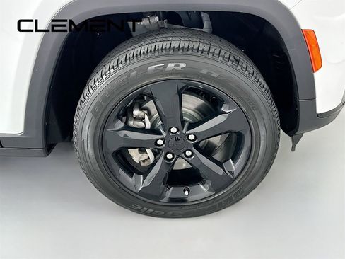 Used 2023 Jeep Grand Cherokee L Laredo image 37