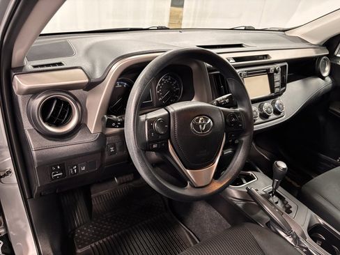 Used 2018 Toyota RAV4 LE image 10