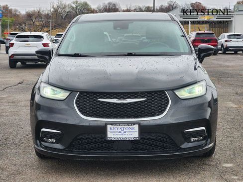 Used 2022 Chrysler Pacifica Touring-L image 2