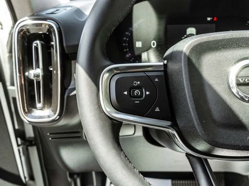 Used 2025 Volvo XC40 B5 Plus AWD/4WD image 21