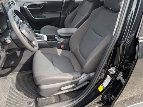 Used 2022 Toyota RAV4 LE FWD image 16