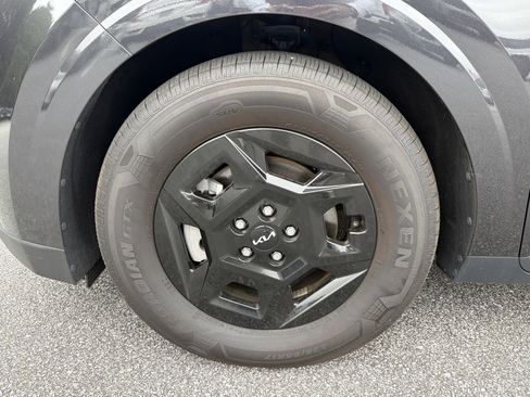 Used 2025 Kia Carnival FWD image 7