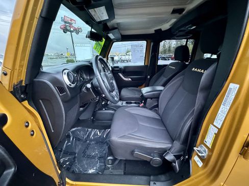 Used 2014 Jeep Wrangler Unlimited Sahara w/ Connectivity Group AWD/4WD image 9