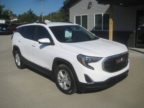 Used 2021 GMC Terrain SLE w/ Driver Convenience Package image 2