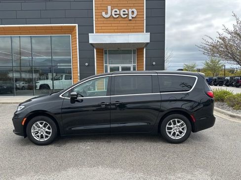 Used 2024 Chrysler Pacifica Touring-L FWD image 9