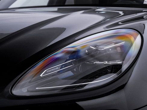 Certified 2025 Porsche Macan image 7