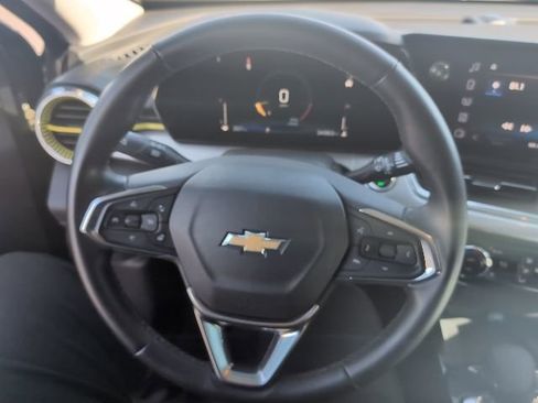 Used 2024 Chevrolet Trax LT w/ Sunroof Package image 2