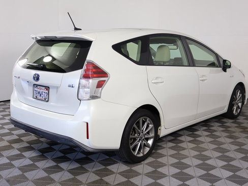 Used 2016 Toyota Prius V Five image 4