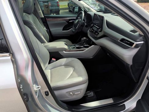 Used 2021 Toyota Highlander Platinum image 12