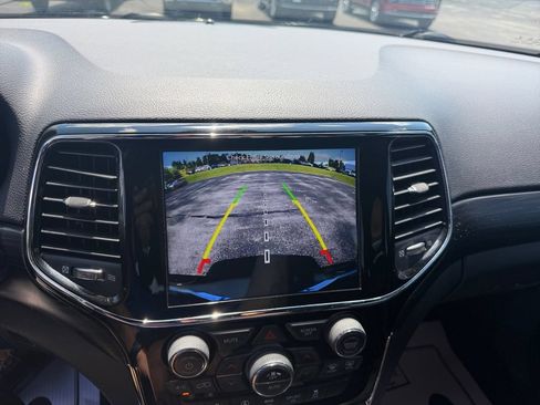 Used 2019 Jeep Grand Cherokee Altitude AWD/4WD image 18