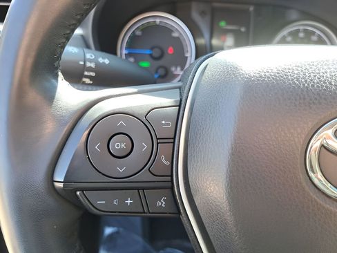 Used 2022 Toyota Venza LE image 19