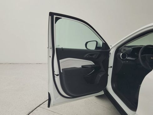 Certified 2025 Chevrolet Trax LT FWD image 19