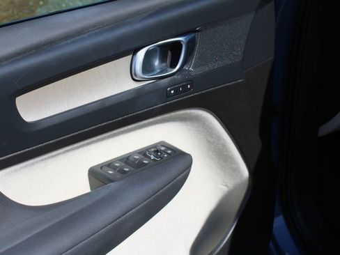 Used 2023 Volvo XC40 B5 Plus w/ Protection Package Premier image 19