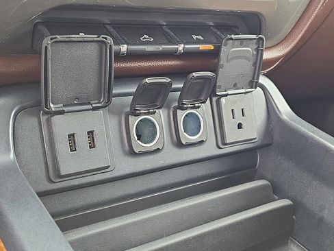 Used 2016 Chevrolet Silverado 1500 High Country image 19