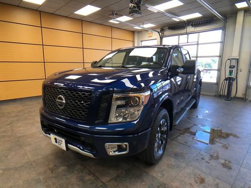 Used 2018 Nissan Titan PRO-4X w/ Pro-4x Convenience Package AWD/4WD image 3