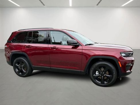 Used 2024 Jeep Grand Cherokee Limited w/ Black Appearance Package image 6