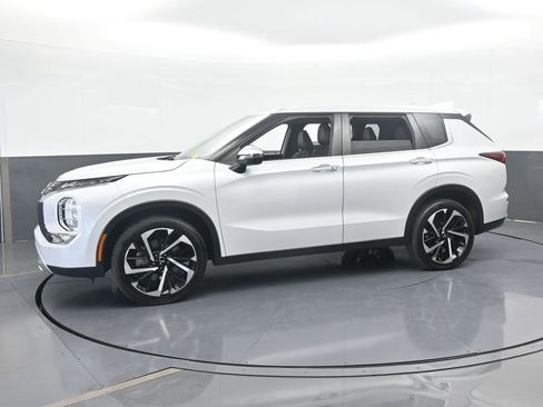 Used 2022 Mitsubishi Outlander SE image 2