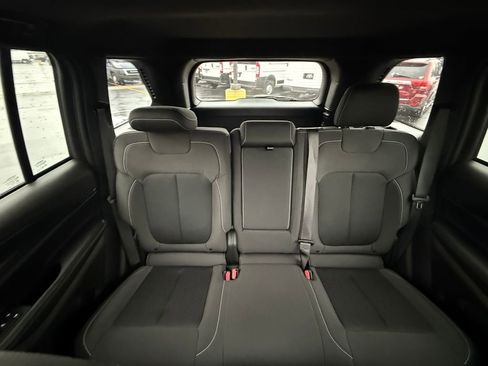 Used 2024 Jeep Grand Cherokee Laredo X image 17