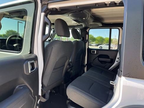 Used 2024 Jeep Wrangler Unlimited image 12