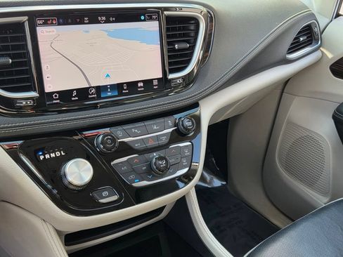 Used 2024 Chrysler Pacifica Limited FWD image 27