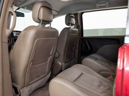 Used 2014 Chrysler Town & Country Touring FWD image 21