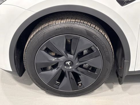 Used 2024 Tesla Model Y Long Range image 29