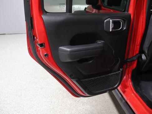 Used 2025 Jeep Wrangler Unlimited Rubicon AWD/4WD image 16