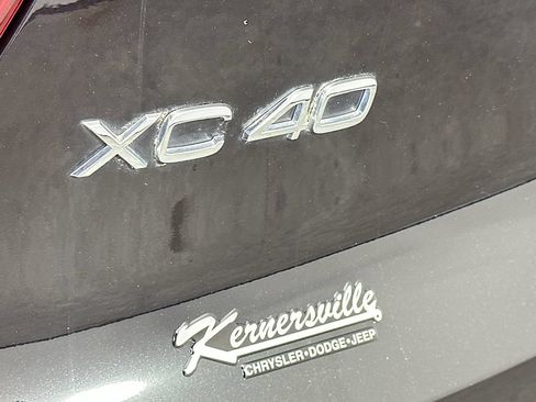 Used 2024 Volvo XC40 B5 Plus AWD/4WD image 28
