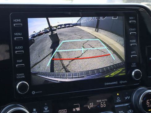 Used 2022 Toyota Highlander XLE image 12