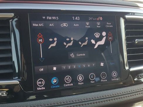 Used 2019 Chrysler Pacifica Limited w/ Tire & Wheel Group image 24