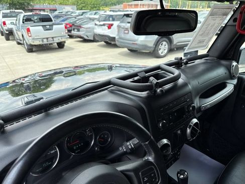 Used 2016 Jeep Wrangler Rubicon w/ Power Convenience Group AWD/4WD image 30
