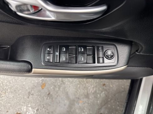 Used 2018 Jeep Cherokee Sport image 7