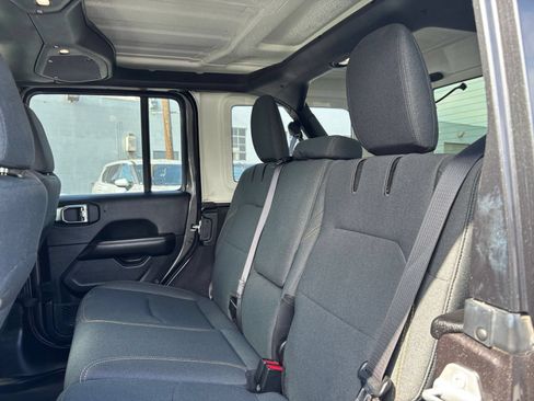 Used 2025 Jeep Wrangler Unlimited Sahara AWD/4WD image 27
