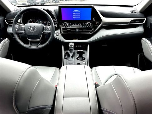 New 2025 Toyota Highlander XLE image 29