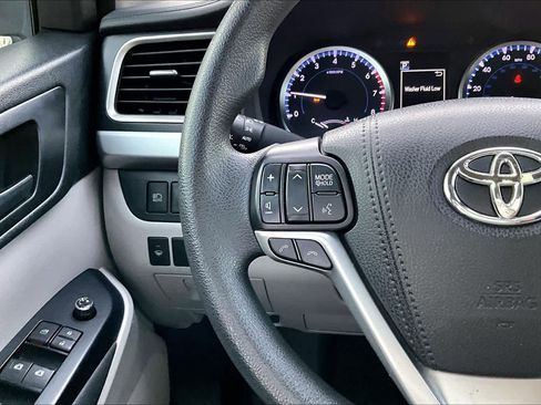 Used 2017 Toyota Highlander LE image 21
