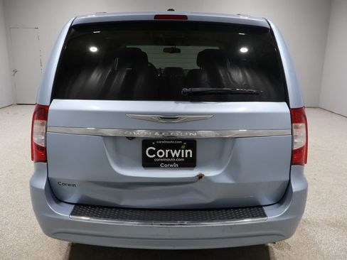 Used 2013 Chrysler Town & Country Touring image 3