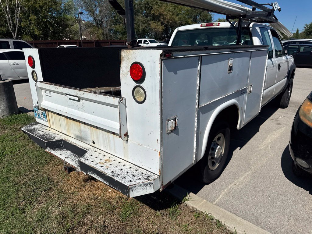 Used 2005 Chevrolet Silverado 2500 W/T w/ Skid Plate Package AWD/4WD image 6